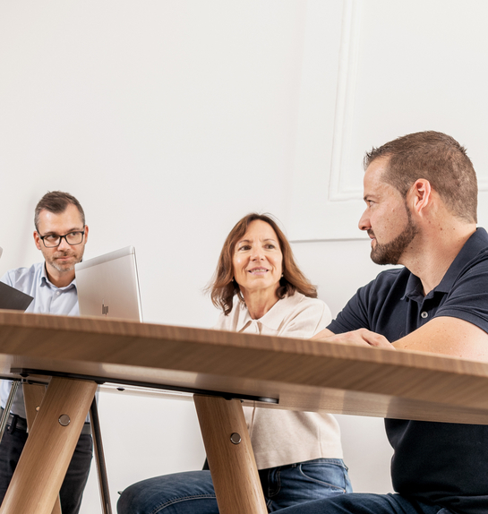 Das Team des Personalamts sitzt zusammen an einem grossen Tisch